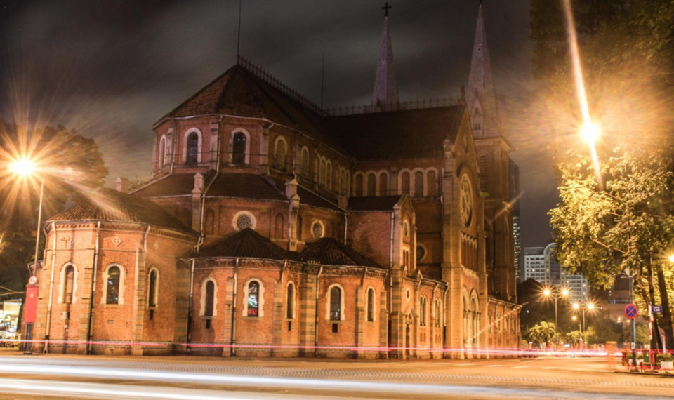 La cathédrale Notre-Dame de Saigon, la nuit.