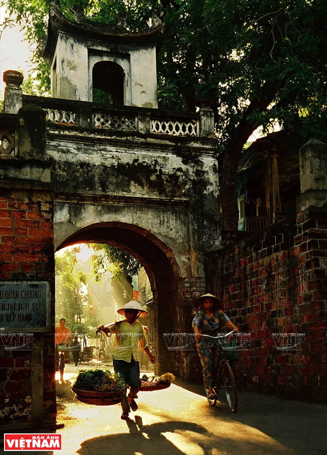 La porte Ô Quan Chuong, dans le vieux quartier de Hanoi.