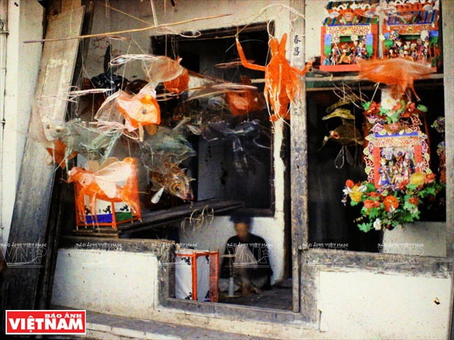 Une boutique vendant des jouets pour la fête de mi-automne sur la Rue Hàng Gaï, dans la période 1915-1917.