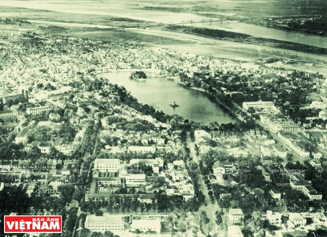 Vue panoramique du centre de Hanoi avec le lac de l’Epée restituée au centre. Photo prise dans les années 1930. 