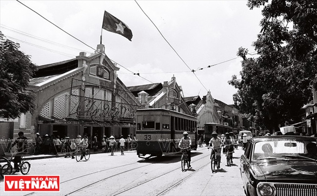 Le marché Dông Xuân, dans le vieux quartier de Hanoi, a été construit pendant la dynastie des Nguyên (début du 19e siècle) et reconstruit solidement par les Français en 1890. Photo prise en 1980 quand il y avait encore des tramways.