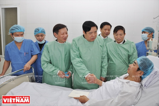 Le général Phùng Quang Thanh, ministre de la Défense, rend visite ​à Pham Thai Huyên, premier double transplanté rein-pancréas du pays (mars 2014).