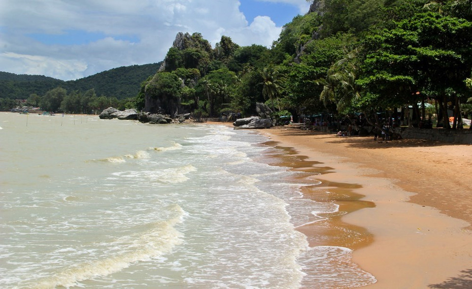 Le site possède une plage de sable fin.