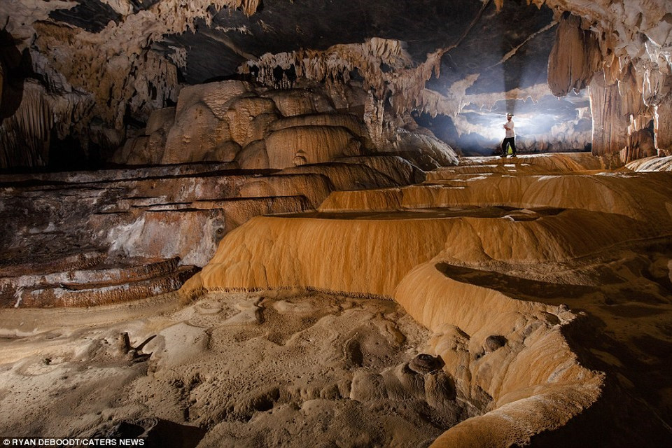 Le plancher de la caverne avec des structures originales.
