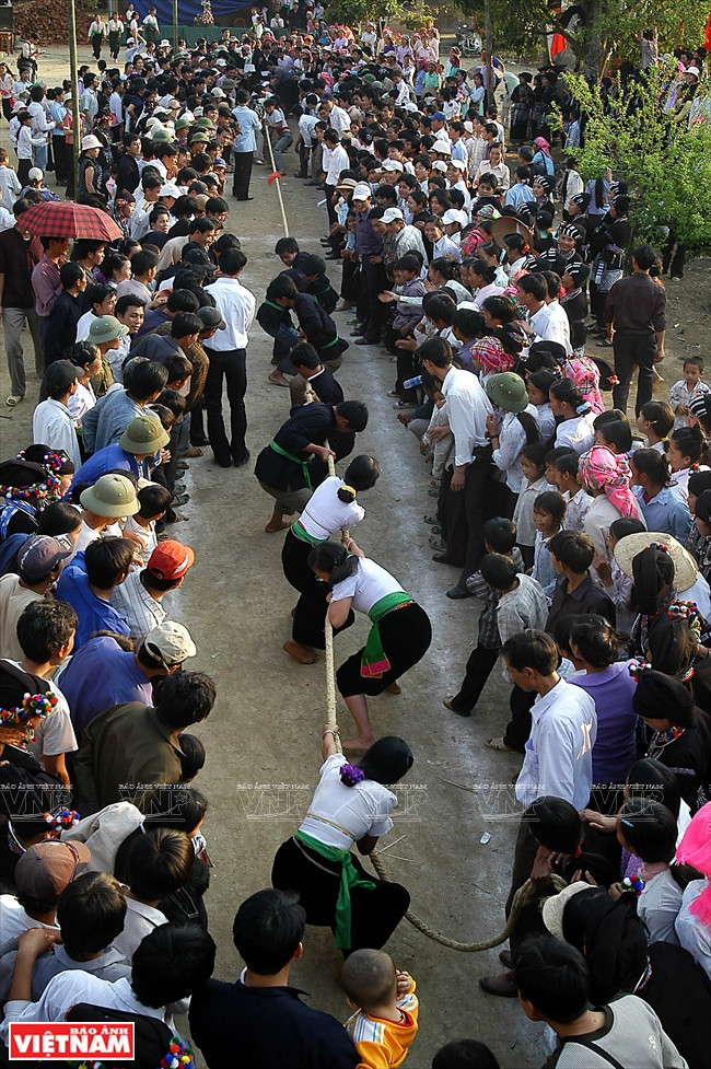 Des femmes Thai, au district de Than Uyên, province de Lai Châu, participent à un tir à la corde dans le cadre de la fête Xoè Chiêng. 