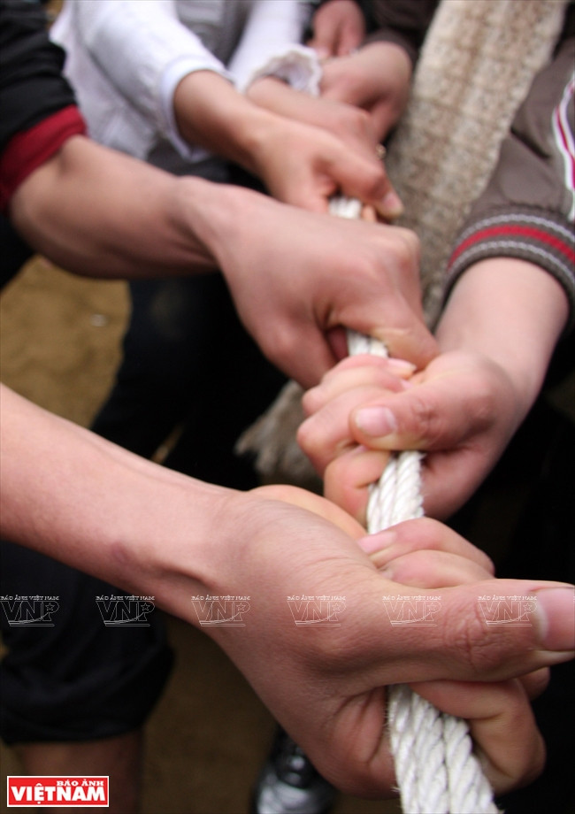 Les mains qui tiennent la corde manifestent ainsi la solidarité 