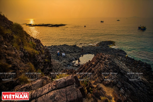 Côté tourisme, Phu Yên a aussi beaucoup à offrir. Ses plages, ses eaux turquoises, sa côte vierge notamment. Citons comme lieux très courus le « Ghênh da dia » ou « Gành da dia », une merveille géologique, où il y a un phénomène géologique unique au Vietnam avec d'innombrables rochers pentagones, hexagones empilés.