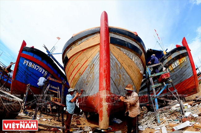 Réparation de bateaux de pêche pour les longs voyages en mer. 