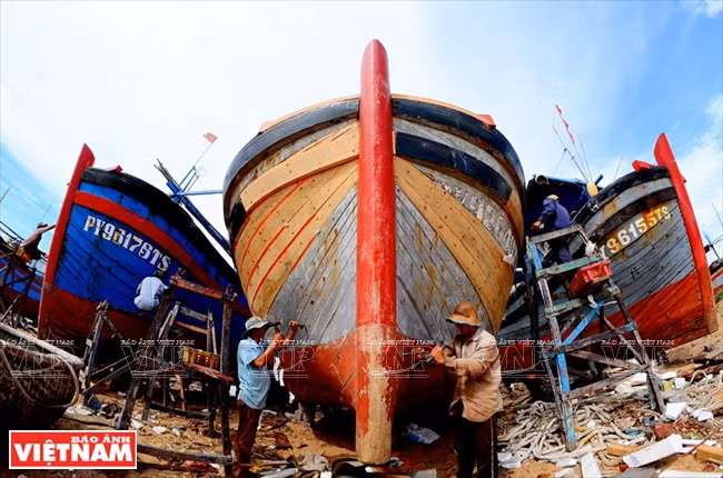 Réparation de bateaux de pêche pour les longs voyages en mer. 