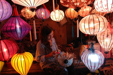 Les lanternes sont un produit culturel et touristique typique de Hôi An.