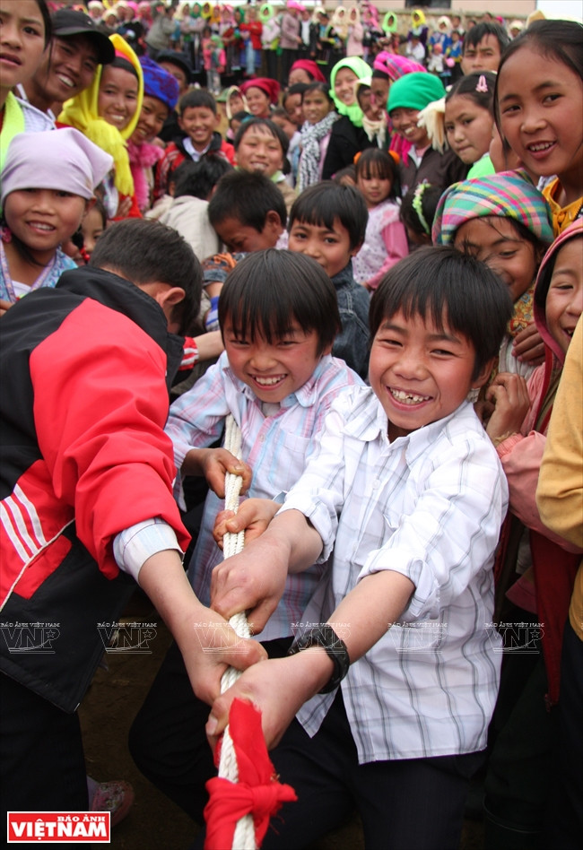 Des élèves de l’école primaire de Dào San, district de Phong Thô, province de Lai Châu, jouent au tir à la corde à la récréation. 