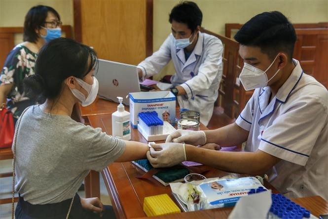 Des médecins vérifient l'état de santé des donneurs de sang. Photo: VNA
