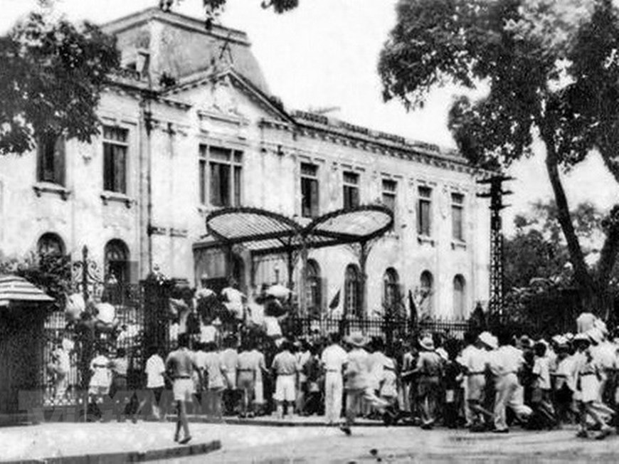 Les habitants de Hanoï manifestent devant le Palais du Tonkin, le 19 août 1945. Photo: Archives