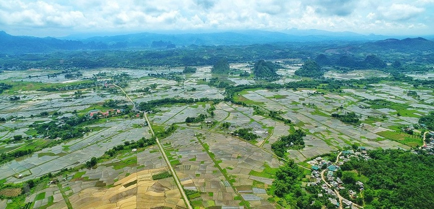 Le hameau de Chien au village de la minorité ethnique Muong, qui se situe à la commune de Van Son, district de Tan Lac, province montagneuse du Nord de Hoa Binh, est entouré de falaises escarpées et de rizières verdoyantes, créant une paysage extrêmement poétique et paisible. Photo: Vietnam+