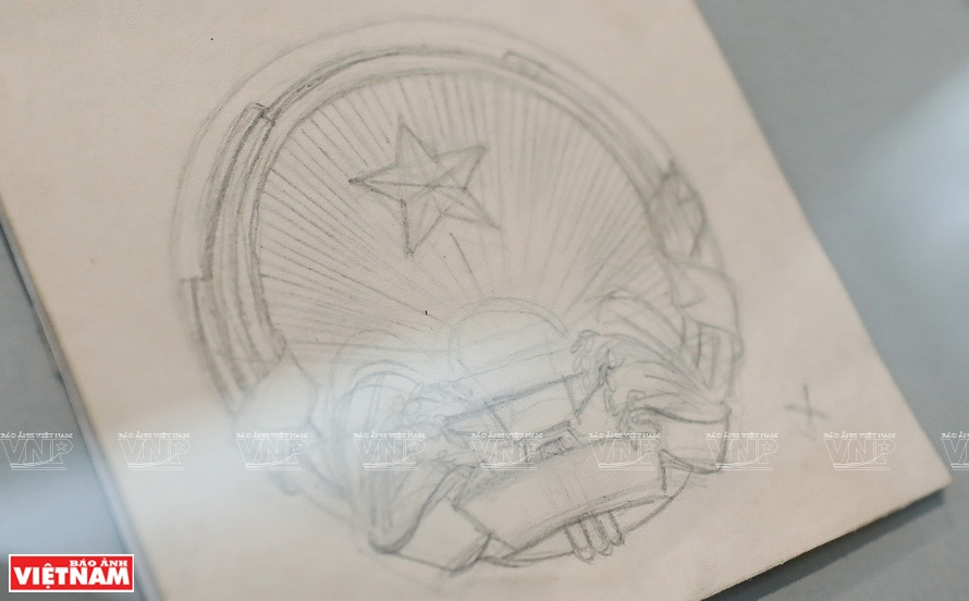 Grâce à son talent, le peintre Bui Trang Chuoc a parcouru un processus de création de l’emblème national extrêmement impressionnant avec 112 croquis dont 15 choisis pour être soumis au Premier ministre en octobre 1954. Un croquis de l’emblème national dessiné au crayon par le peintre Bui Trang Chuoc. Photo: Vietnam Illustré