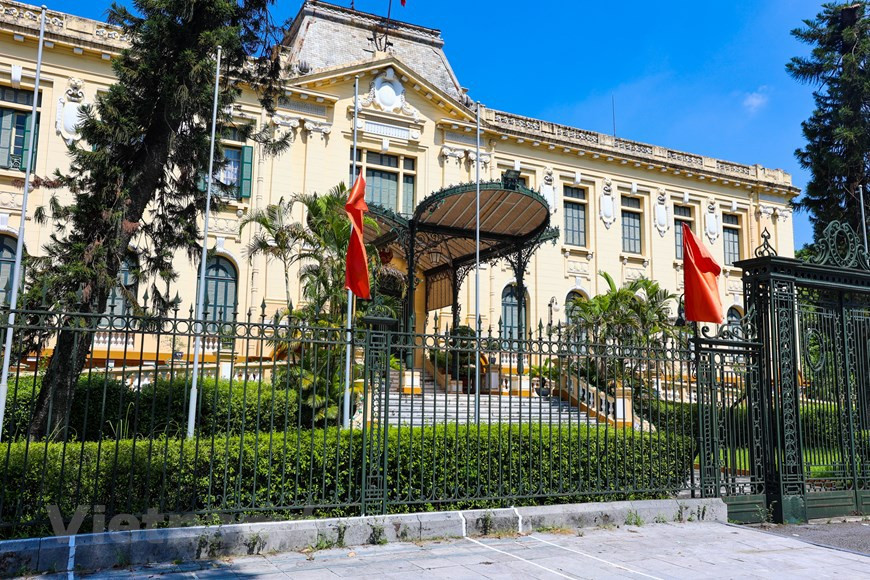 Le Palais du Tonkin, maintenant situé au 12, rue Ngo Quyen, a été rénové et utilisé comme maison d'hôtes du gouvernement. Le toit du hall devant le bâtiment conserve encore l'architecture typique d'il y a 76 ans. Photo: VNA