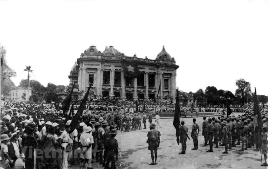 Le 19 août 1945, les Hanoïens se sont réunis devant l’Opéra de Hanoï pour se diriger vers le palais de l’envoyé spécial du roi, où les forces du Viet Minh (Front de l’indépendance du Vietnam) s’étaient emparées du pouvoir. L’Opéra et la place de la Révolution d’Août sont deux lieux hautement historiques pour les Vietnamiens. Photo: Archives