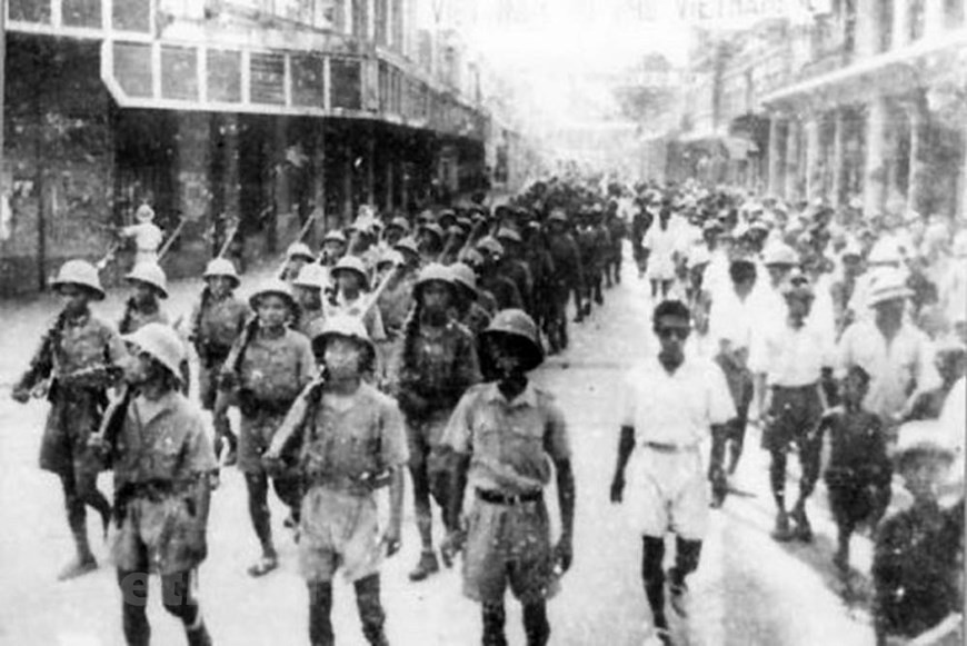 Sous la protection de la "Thanh nien tu ve" (Jeunesse pour l'Autodéfense), l'organisation Viet Minh de la citadelle de Hoang Dieu, la délégation est passée par la rue Paul Bert, actuellement rue Trang Tien, pour se répandre dans les rues de la capitale. Photo: Archives