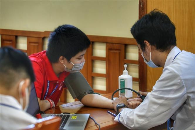 Les volontaires ne doivent s'inscrire pour donner du sang que s'ils sont en bonne santé et ne présentent aucun facteur de risque associé aux maladies transmissibles par le sang et à la transmission du COVID-19. Photo: VNA