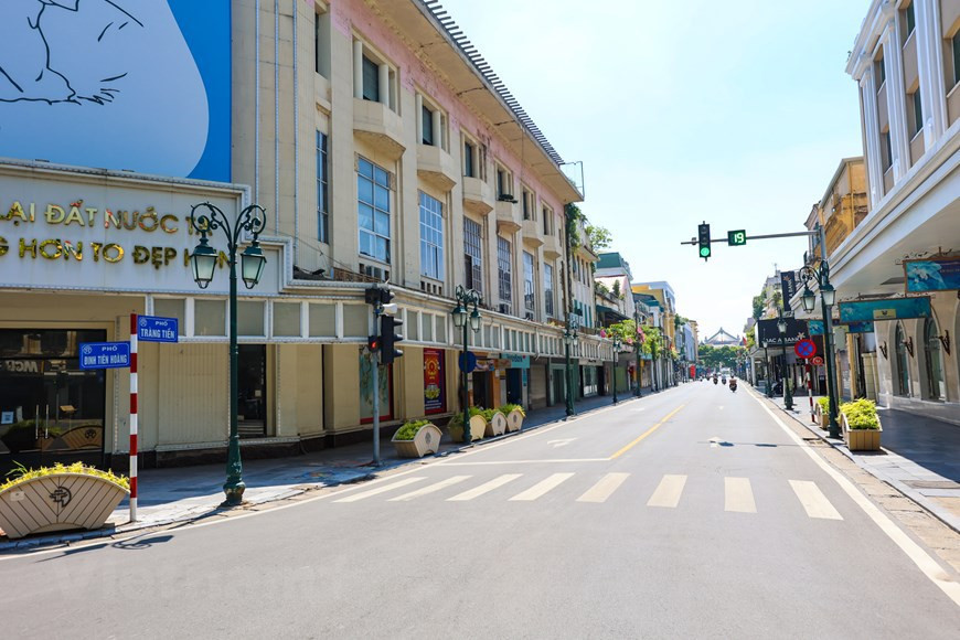 La rue Trang Tien avec ses vieux bâtiments restaurés est aujourd'hui l'une des rues les plus anciennes et les plus belles de la capitale vietnamienne. Photo: VNA