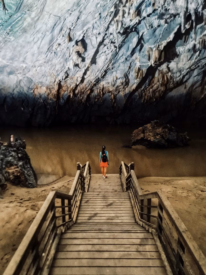 Vu Hoang My visite la grotte de Phong Nha, surnommée «Nam Thiên dê nhât dông», littéralement la grotte la plus belle du Vietnam. La British Cave Research Association a classé Phong Nha dans la liste des grottes les plus belles du monde selon sept critères. Elle est fière en effet de compter une porte haute et large, des plages et des roches souterraines spectaculaires, une rivière souterraine magnifique, un système de stalactites qui l’est tout autant, des cavernes sèches larges et des lacs souterrains profonds. Elle se situe dans le Parc national de Phong Nha – Ke Bàng, au niveau de la commune de Son Trach, district de Bô Trach, province de Quang Binh (Centre). Ce parc national a été classé au patrimoine mondial de l’UNESCO. Photo : VietnamPlus