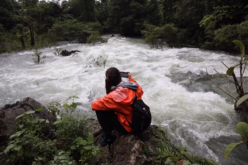 Le circuit touristique a duré 4 jours et 3 nuits. Vu Hoang My et les 5 blogueurs de voyage célèbres dont : Quy Côc Tu (Ngô Trân Hai An), Trân Dang Dang Khoa, Huy Hay Di, Huy Cung et Thanh Cuong ont découvert la rivière Son, au district Bô Trach, qui traverse le parc national de Phong Nha – Ke Bang a créé en 2001. Classé au patrimoine mondial de l’Unesco en 2003, il possède les plus anciennes montagnes karstiques d’Asie, formées il y a environ 400 millions d’années. Le parc Phong Nha-Ke Bang dispose d’une zone de calcaire de 2000 km2 et d’un système de grottes d’une longueur totale de 70 km (300 grottes et cavernes), des montagnes impressionnantes et le plus long fleuve souterrain. Photo : VietnamPlus 