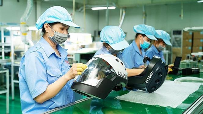 Casques de protection Vihelm pour lutter contre le Covid-19. Photo: VNA