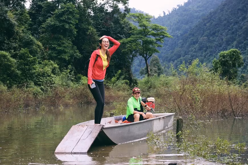 Vu Hoang My espère que son voyage incitera les Vietnamiens à revenir bientôt à des sites touristiques, contribuant ainsi à la reprise du tourisme national. C'est un grand effort pour relancer le tourisme à Quang Binh en particulier et au Vietnam en général. La province de Quang Binh, connue pour les grottes de Phong Nha classées au patrimoine mondial de l'UNESCO, travaille à promouvoir ses potentiels touristiques en favorisant les liens avec d'autres localités pour créer de nouveaux produits touristiques et attirer plus de touristes. Le secteur touristique de la province s'est associé aux départements de la culture, des sports et du tourisme de la ville et des provinces du delta du Mékong pour améliorer l'efficacité de la gestion publique et de la promotion du tourisme. Photo : VietnamPlus