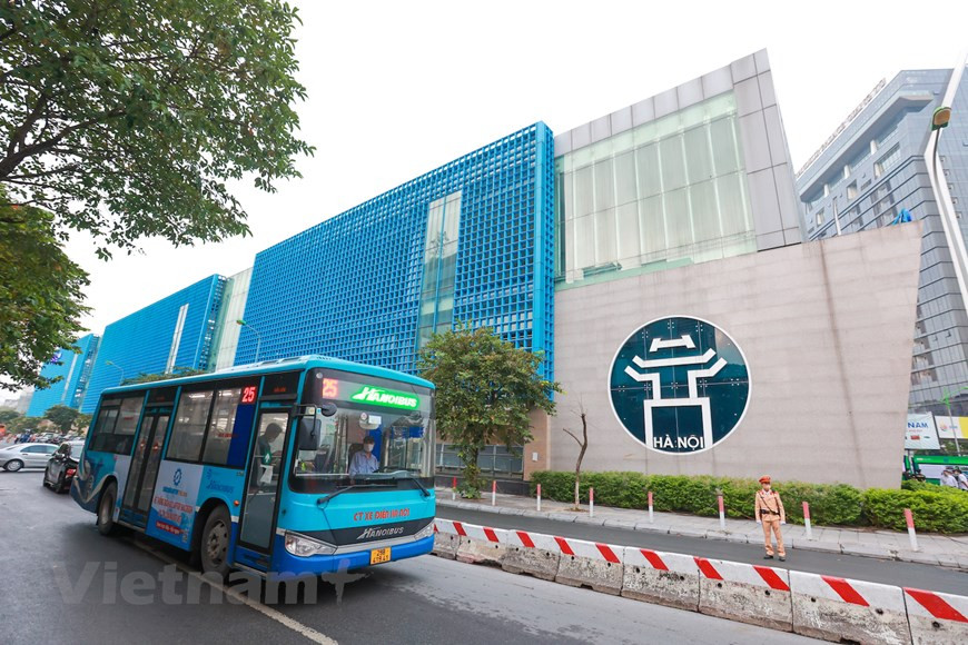 La ligne ferroviaire urbaine Cat Linh - Ha Dông est entrée officiellement en fonctionnement le 6 novembre. Au cours des 15 premiers jours de fonctionnement, les passagers peuvent voyager gratuitement. Ensuite, ils doivent payer des billets selon la distance, de 8.000 dôngs à 15.000 dôngs. Les passagers peuvent également se procurer un billet quotidien d’une valeur de 30.000 dôngs ou un billet mensuel de 200.000 dôngs pour tous et 100.000 dôngs pour les élèves, les étudiants et les travailleurs des zones industrielles. Hanoi a préparé suffisamment de conditions pour opérer la ligne ferroviaire urbaine Cat Linh-Ha Dông et démarrer les opérations commerciales. Photo : VietnamPlus