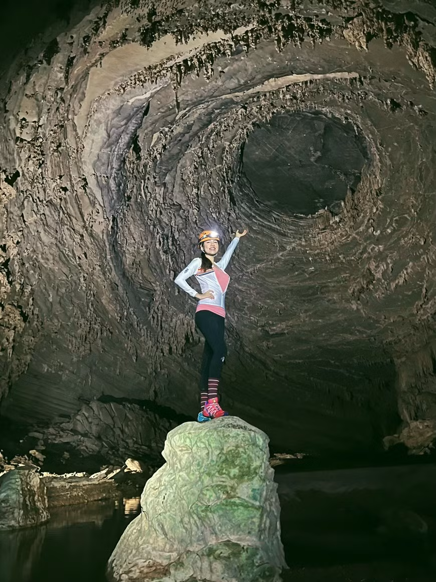 La beauté irréelle de la grotte féérique au parc national de Phong Nha - Ke Bang a séduit première dauphine du concours Miss Vietnam beauté 2010, Vu Hoang My. La grotte féérique 2 (Hang Tiên 2) vient d’être découverte par l’Association de Recherches Britannique des Grottes (BCRA). Les grottes féeriques 1 et 2 font partie du système de grottes de Tu Lan, situé sur deux communes de Cao Quang et de Tân Hoa. La grotte féérique 1 a été découverte en 2014 puis analysée pour envisager son exploitation touristique. Même si la grotte n’est pas aussi grande que les autres de la région, Howard Limbert, l’expert de l’Association de Recherches Britannique des Grottes a estimé qu’elle disposait d’une beauté particulière qui pourrait plaire à des visiteurs. Photo : VietnamPlus 