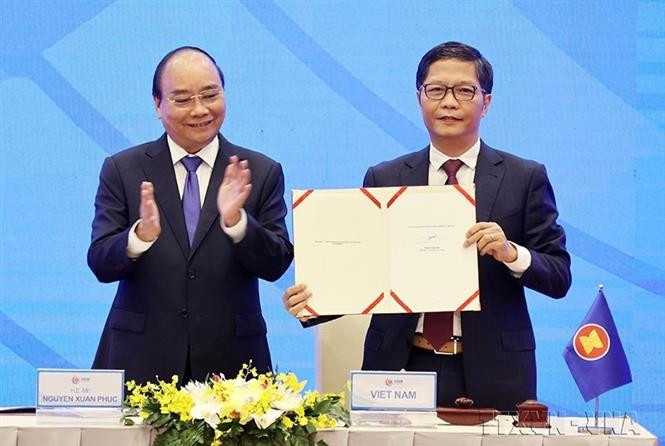 Le Premier ministre Nguyên Xuân Phuc a assisté à la cérémonie de signature du Partenariat régional économique global (RCEP), le 15 novembre 2020, à Hanoï. Photo : VNA 