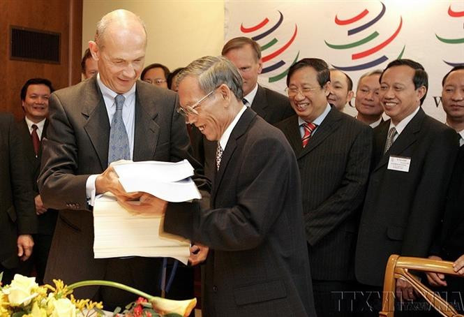 Le ministre du Commerce Truong Dinh Tuyên et le directeur général de l’Organisation mondiale du commerce (OMC) Pascal Lamy ont signé le 7 novembre 2006 le Protocole d’accession du Vietnam à l’OMC. Il s’agit d’une étape importante dans la stratégie d'intégration économique des relations internationales du Vietnam. Photo : AFP/VNA