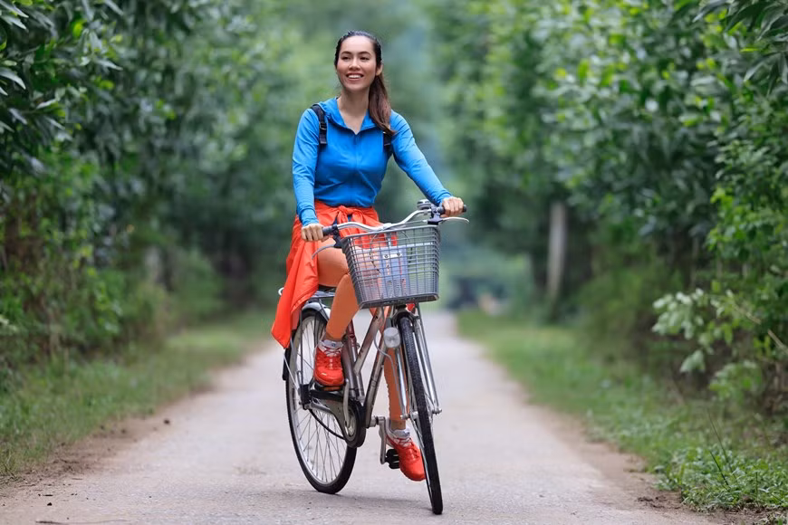 Vu Hoang My fait du vélo pour voir le village de Chay Lap qui est un hameau de la commune de Phuc Trach, district de Bô Trach. Quang Binh est l'une des premières localités du pays à ouvrir ses portes aux touristes nationaux. Des vols quotidiens depuis Hô Chi Minh-Ville et Hanoï vont commencer à être déployés. Actuellement, la province donne la priorité à la vaccination complète (2 injections) pour les personnes travaillant dans le secteur touristique ainsi que pour les membres de leur famille. Quang Binh aura bientôt des instructions spécifiques pour que les entreprises accueillent des visiteurs et élaborent des programmes de circuits. La province créera également un "couloir vert" entre Quang Binh et les attractions touristiques d'autres provinces et villes du pays. L'accueil des touristes doit garantir un tourisme vert et sûr afin que Quang Binh demeure une destination sûre et distinctive. Photo : VietnamPlus 