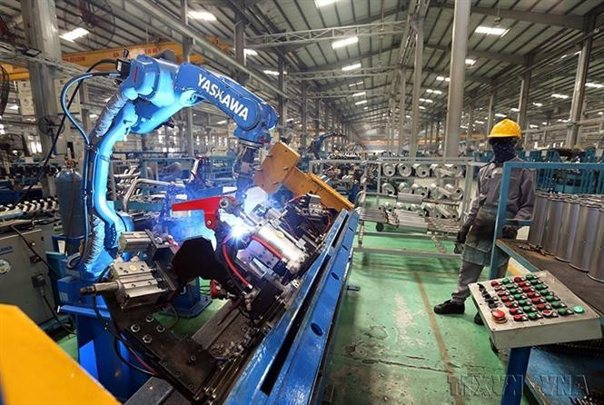 Chaîne de production des tuyaux d’échappement de la compagnie automobile Truong Hai (THACO), située dans la zone économique ouverte de Chu Lai, province de Quang Nam (Centre). THACO, un grand nom sur la carte de production et d'assemblage de marques internationales célèbres dans le monde, distribue actuellement les voitures touristiques et commerciales des marques Kia (République de Corée), Mazda (Japon) et Peugeot (France). Photo : VNA