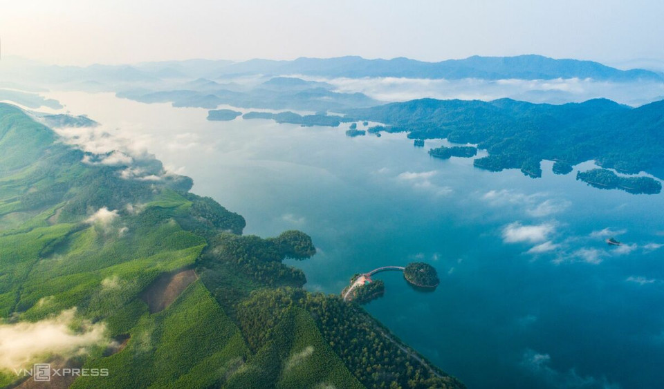  Le lac de Ke Gô est le plus grand lac d'eau douce artificiel de Hà Tinh et fait partie de la réserve naturelle de Ke Gô, avec une capacité de 350 millions de mètres cubes d'eau, servant à irriguer près de 17.000 hectares de cultures dans les districts de Thach Hà et Câm Xuyên, ville de Ha Tinh et la partie du nord du district de Ky Anh. Photo: vnexpress.net
