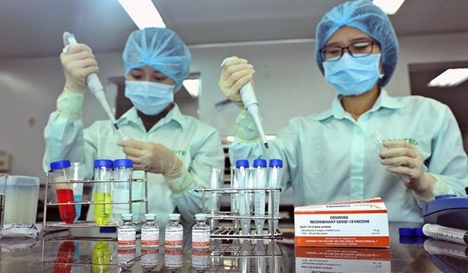Nanocovax a été recherché et développé par la société vietnamienne Nanogen. Actuellement, la société se coordonne avec des agences nationales pour promouvoir les essais afin que ce vaccin puisse bientôt être autorisé pour une utilisation d'urgence au Vietnam. Photo : VNA