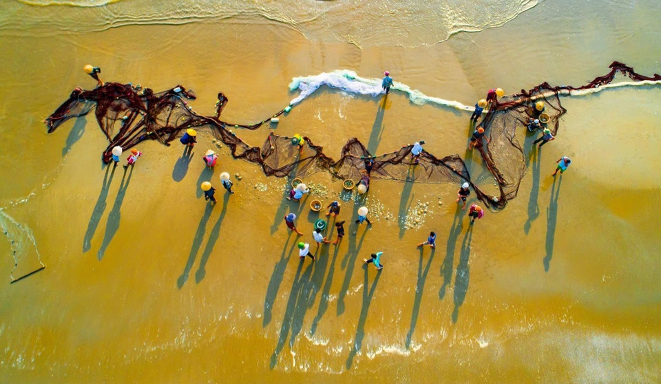 Les pêcheurs tirerent leurs filets de pêche. Photo : vnexpress.net