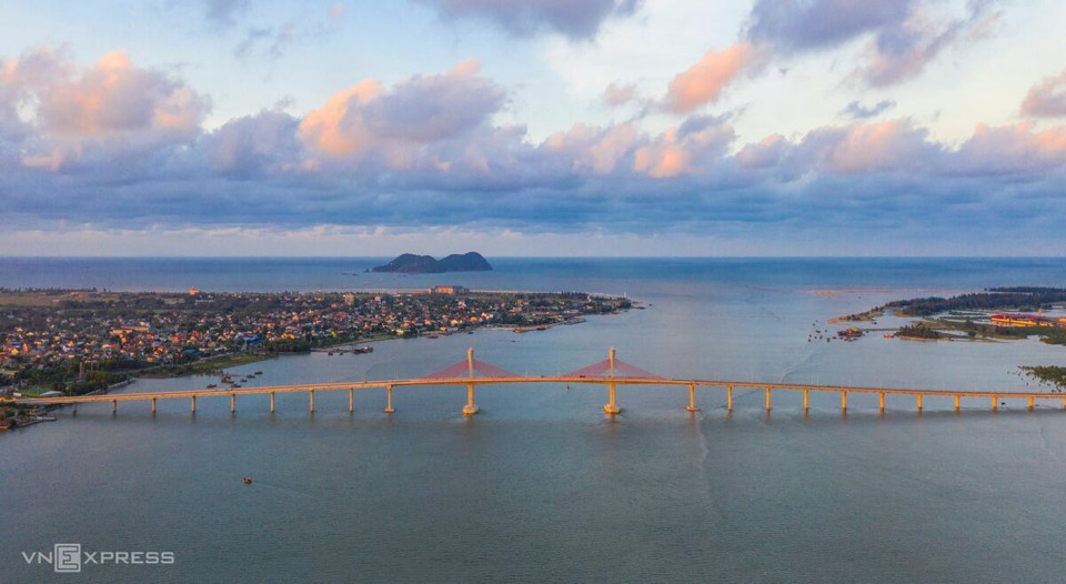Le pont Cua Hôi enjambant le fleuve Lam et reliant les provinces de Nghê An et Hà Tinh mesure 1,7 km de long et 12 m de large. Photo : vnexpress.net