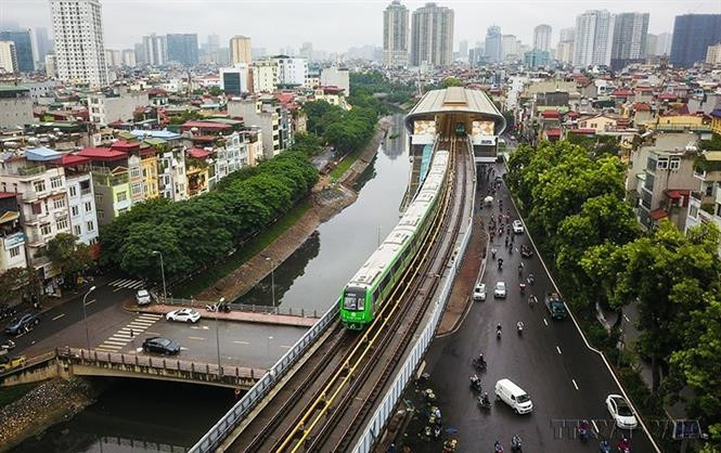 La ligne de métro Cat Linh - Hà Dông est entrée officiellement en fonctionnement le 6 novembre, après 10 ans de construction. La ligne ferroviaire urbaine qui relie Cat Linh dans l'arrondissement de Ba Dinh à l'arrondissement de Hà Dông dispose d’un capital d’investissement total d’environ 886 millions de dollars après plusieurs ajustements. Elle comprend 12 gares et 13 trains. Chaque train, dont la vitesse prévue est de 80 km/h, dispose de quatre voitures capables de transporter plus de 900 passagers. Photo : VNA