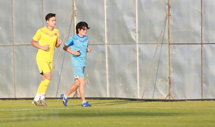 Le libéro Bui Hoang Viêt Anh et le médecin de l'équipe vietnamienne U23, Choi Ju Young. Photo: VietnamPlus