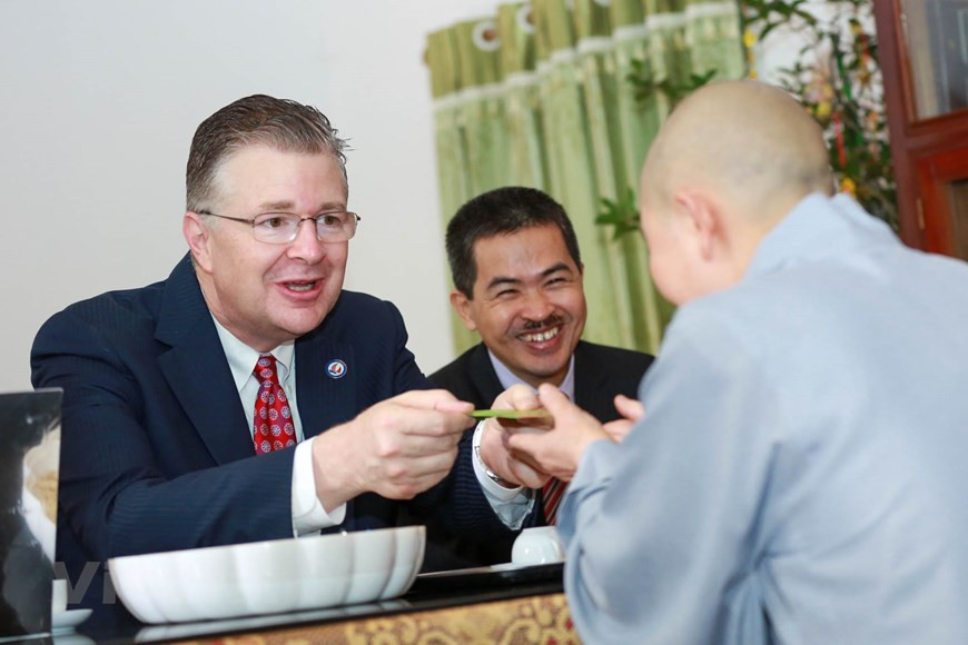 Le diplomate américain lui a offert les li xi (étrennes glissées dans de petites enveloppes rouges), accompagnée des vœux du Nouvel An. Photo: VietnamPlus