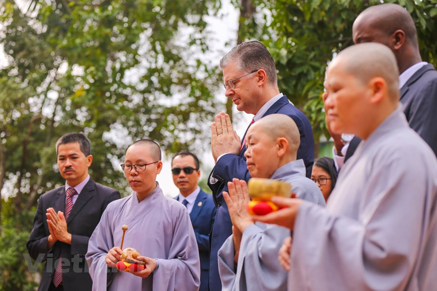 Daniel J.Kritenbrink a déclaré que c'était la troisième fois qu'il célébrait le Têt au Vietnam. Dans sa première année, il a appris à faire du "banh chung" (gâteau carré de riz gluant farci de viande et de haricots verts) et on lui a raconté la légende du "banh chung". L'année dernière, il a visité un jardin de fleurs de pêcher et a appris comment entretenir des plantes ornementales pour le Têt. Photo: VietnamPlus