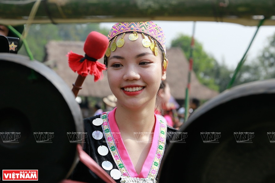 La joie de jeune fille lors du culte. Photo: VNP