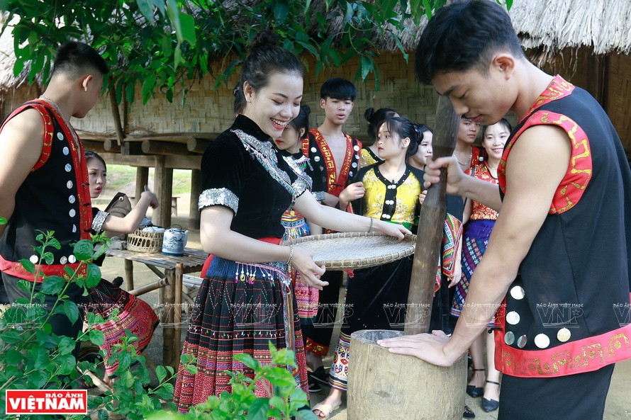 Préparation des offrandes pour la fête de Câu Mua. Photo: VNP
