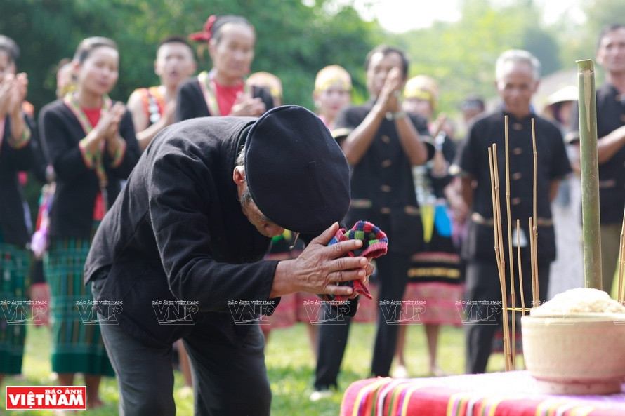 Le maître de cérémonie dispose dans une configuration précise ces modèles, puis adresse ses prières au Ciel et à la Terre en entonnant une chanson d’invocation pour une bonne saison. Photo: VNA