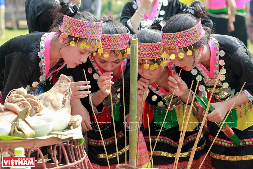 Convivialité partagée autour du ruou cân (alcool de riz à siroter à l’aide de tiges de bambou). Photo: VNP