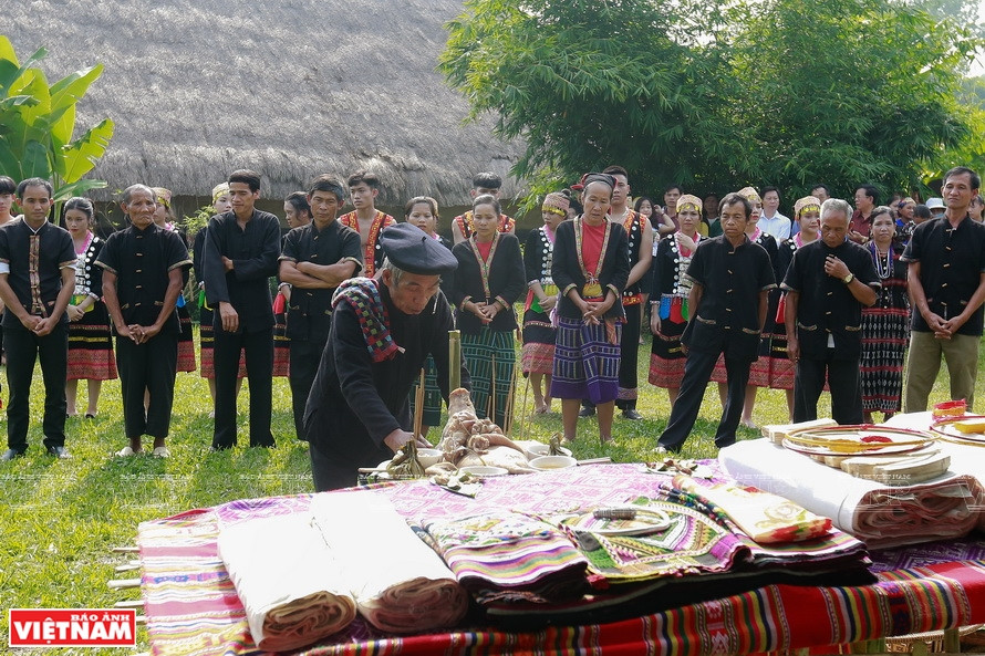 Les habitants du village et du maître. Photo: VNP