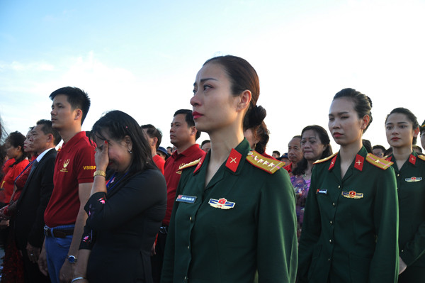  De nombreux membres de la délégation n’ont pu retenir leurs larmes.