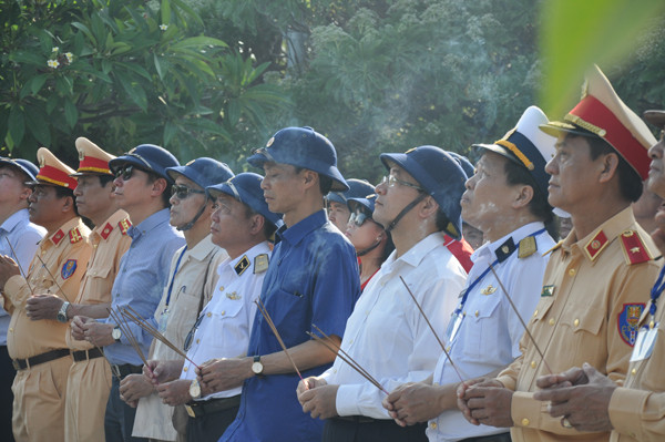 La délégation est allée fleurir et brûler des bâtonnets d’encens au Mémorial des soldats vietnamiens sur l’archipel de Truong Sa.