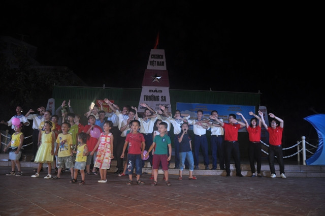  Soirée d’échanges musicaux entre la délégation, les soldats et les habitants sur l’archipel de Truong Sa.